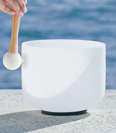 ბროლის მომღერალი თასი